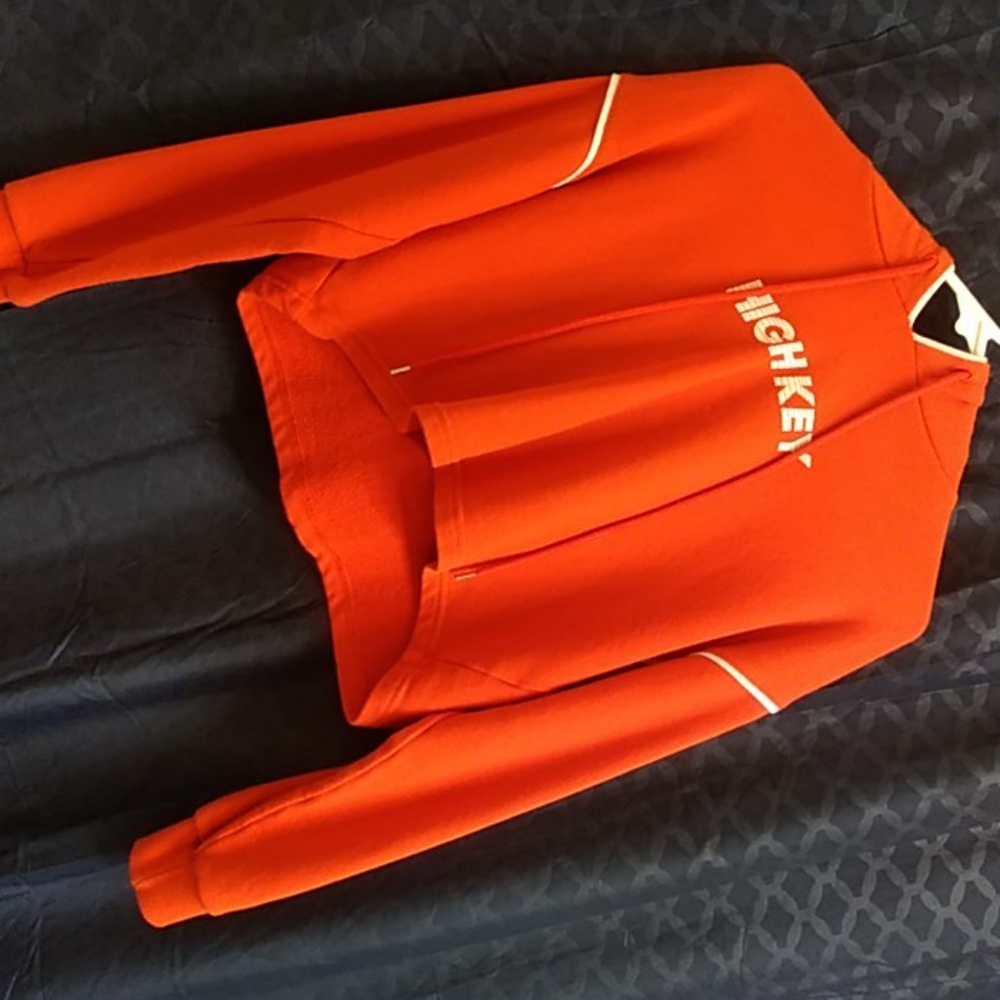 Long sleeve hoodie crop top.